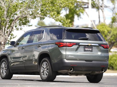 Used 2023 Chevrolet Traverse LT FWD image 3