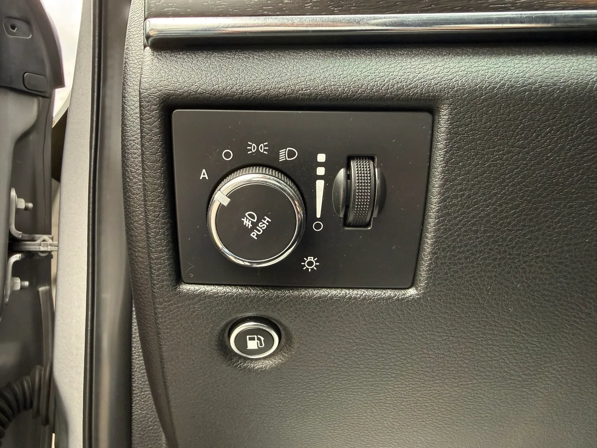 Used 2015 Jeep Grand Cherokee Limited AWD/4WD image 26