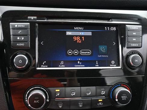 Used 2018 Nissan Rogue S image 19