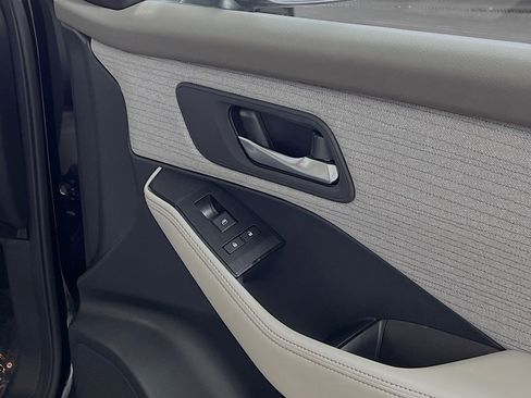 Used 2023 Nissan Rogue SV image 32