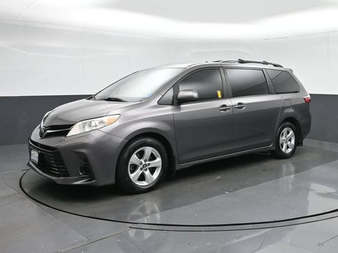 Used 2018 Toyota Sienna LE w/ Carpet Mat Package FWD image 3