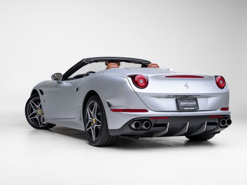 Used 2016 Ferrari California T image 18