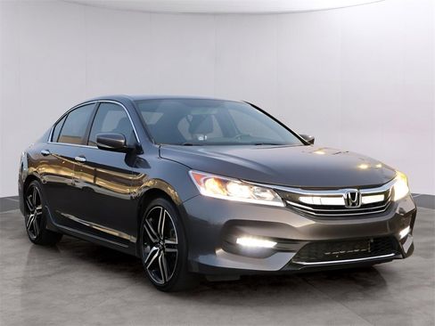 Used 2017 Honda Accord Sport image 3