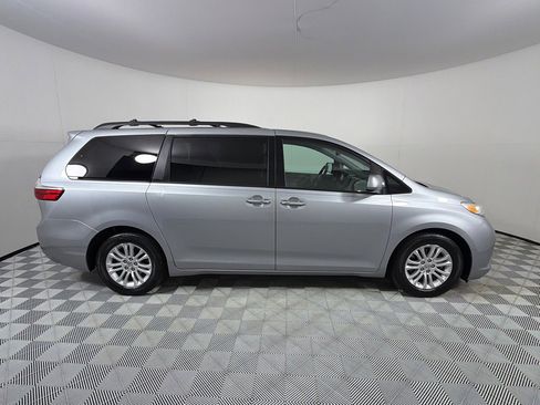Used 2016 Toyota Sienna XLE w/ XLE Navigation Package FWD image 4