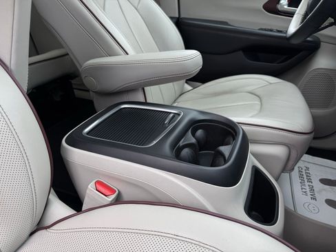 Used 2020 Chrysler Pacifica Limited image 26