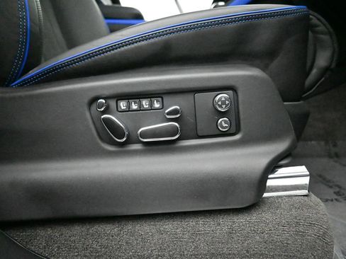 Used 2025 Bentley Bentayga AWD/4WD image 44