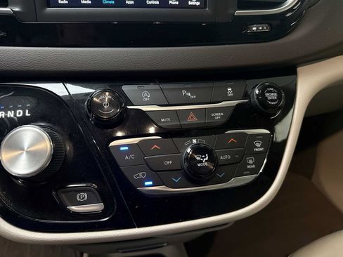Used 2020 Chrysler Pacifica Touring-L FWD image 16
