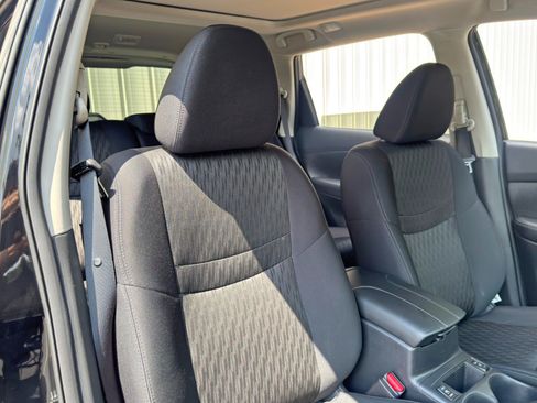 Used 2018 Nissan Rogue SV w/ Sun & Sound Touring Package AWD/4WD image 33