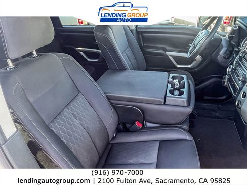 Used 2017 Nissan Titan SV image 15