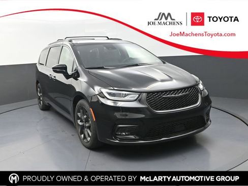 Used 2025 Chrysler Pacifica Limited FWD image 1