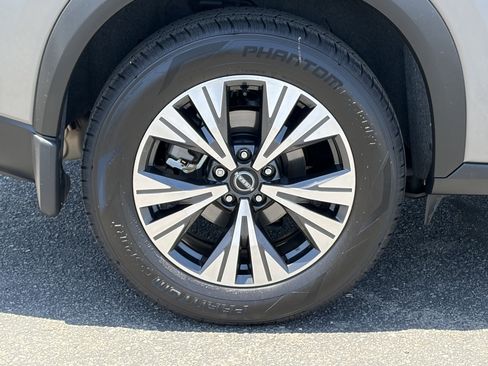 Used 2023 Nissan Rogue SV w/ SV Premium B Package FWD image 9