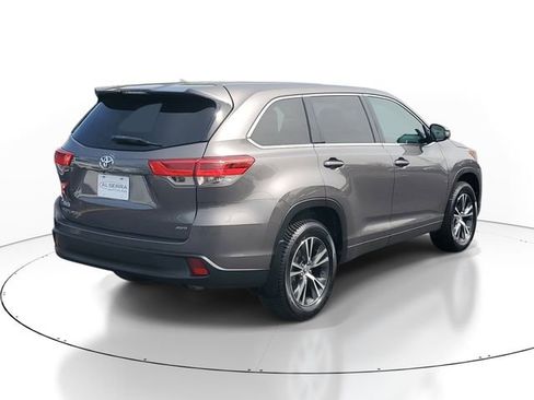 Used 2017 Toyota Highlander LE AWD/4WD image 4