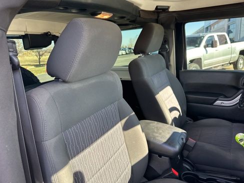 Used 2012 Jeep Wrangler Rubicon w/ PWR Convenience Group image 21