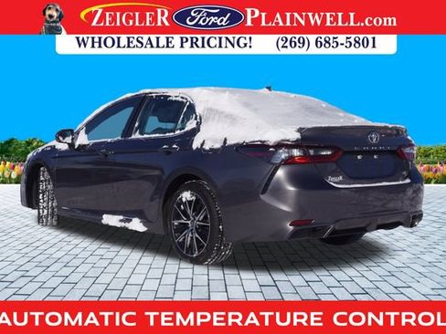 Used 2023 Toyota Camry SE image 2