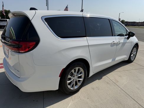 Used 2026 Chrysler Pacifica Limited FWD image 8