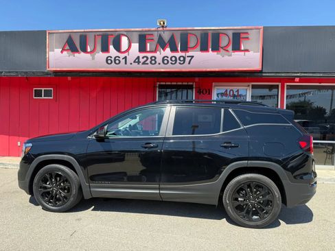 Used 2022 GMC Terrain SLE w/ Driver Convenience Package AWD/4WD image 1