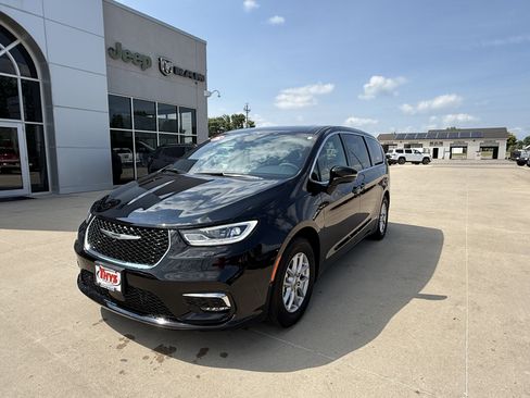 Used 2025 Chrysler Pacifica Select w/ Uconnect Theater Family Group FWD image 30