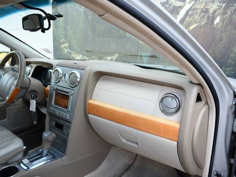 Used 2008 Lincoln MKZ image 25