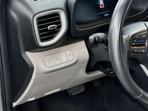 Used 2025 Hyundai Venue SEL FWD image 17