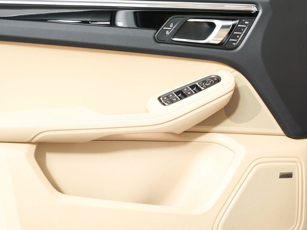 Certified 2026 Porsche Macan AWD/4WD image 6