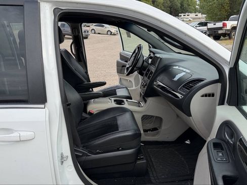 Used 2017 Dodge Grand Caravan SXT FWD image 28