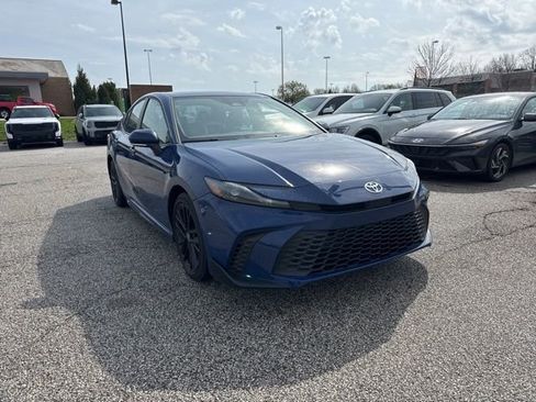 Used 2025 Toyota Camry SE image 3