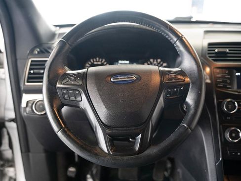 Used 2017 Ford Explorer XLT FWD image 12