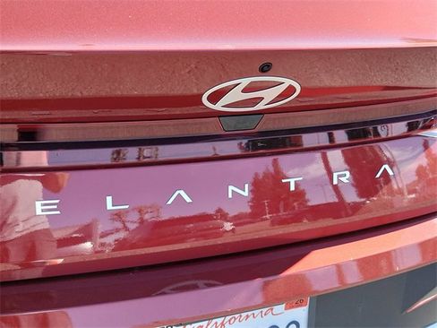 Used 2025 Hyundai Elantra SE image 23