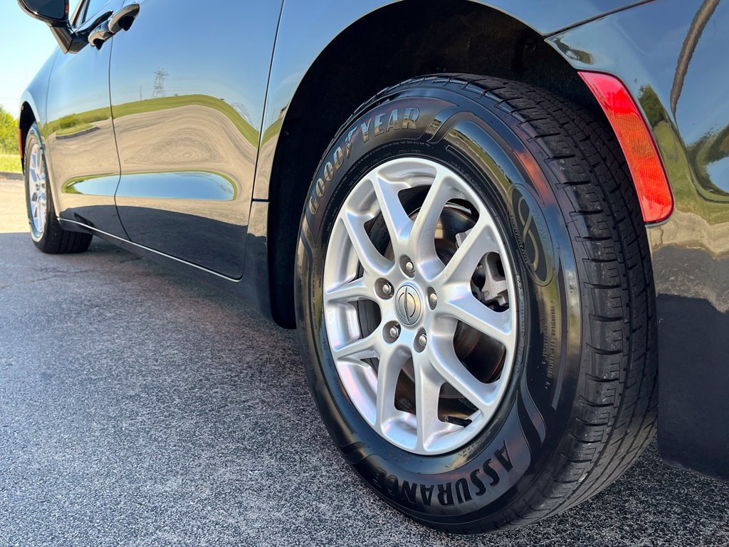 Used 2024 Chrysler Pacifica Touring FWD image 13