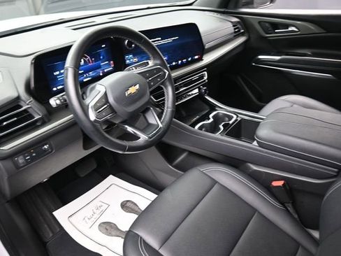 Used 2025 Chevrolet Traverse LT image 18