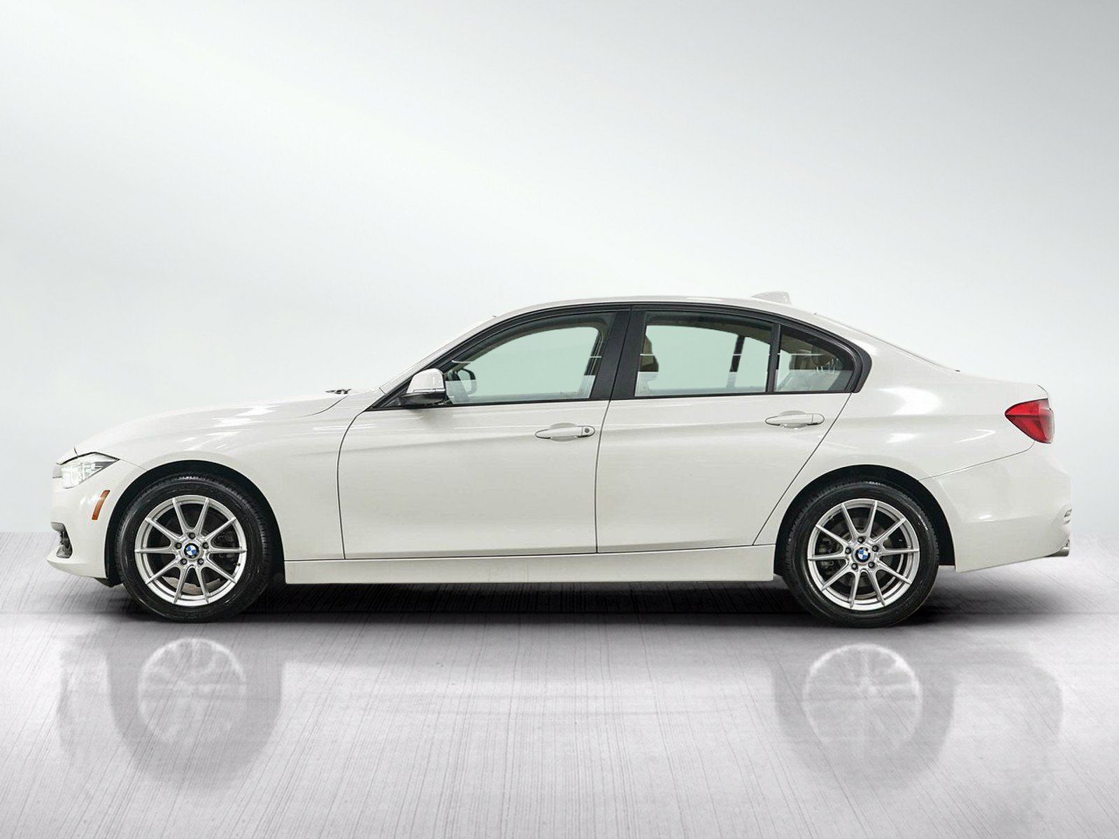 Used 2018 BMW 320i xDrive Sedan AWD/4WD image 2