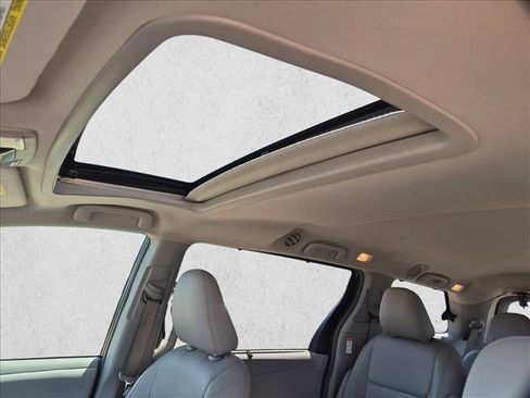 Used 2017 Toyota Sienna XLE w/ XLE Navigation Package FWD image 16