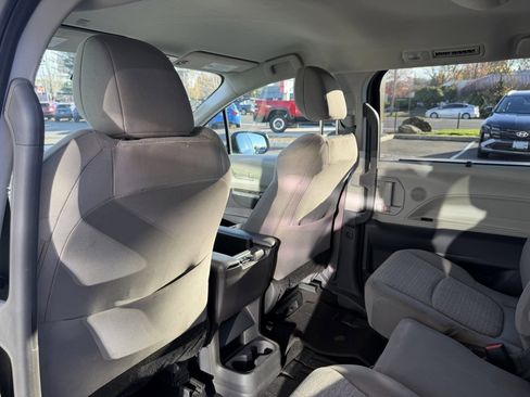 Used 2021 Toyota Sienna LE image 28