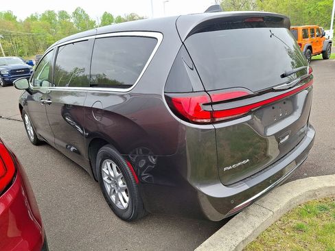 Used 2023 Chrysler Pacifica Touring-L FWD image 7