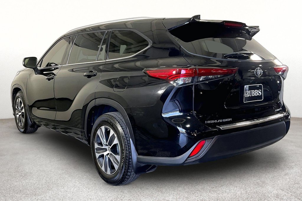 Used 2022 Toyota Highlander XLE AWD/4WD image 14