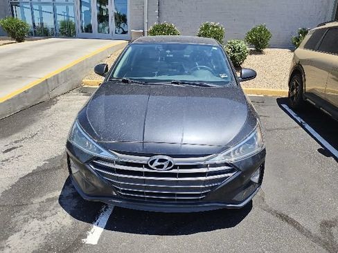 Used 2020 Hyundai Elantra SE FWD image 3