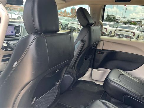 Used 2023 Chrysler Pacifica Touring-L AWD/4WD image 11
