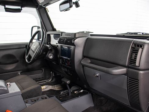Used 2006 Jeep Wrangler Unlimited w/ Security Group AWD/4WD image 19