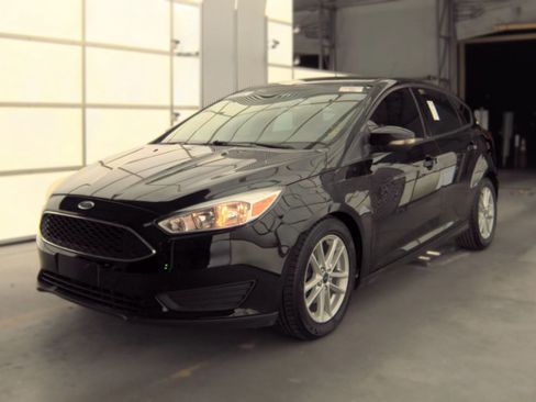 Used 2017 Ford Focus SE FWD image 1