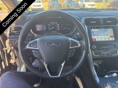 Used 2017 Ford Fusion SE w/ Fusion SE Technology Package image 16