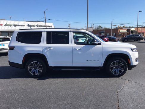 Used 2024 Jeep Wagoneer Series II image 2