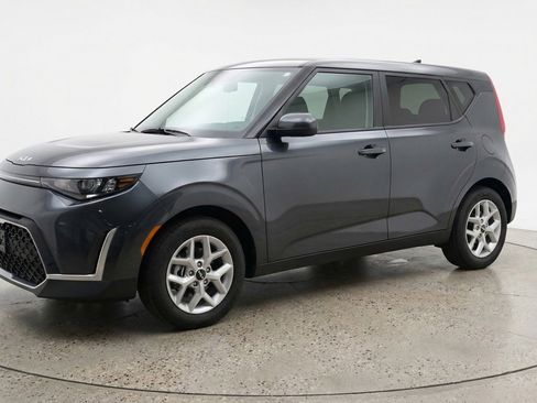 Used 2025 Kia Soul LX w/ LX Technology Package FWD image 3