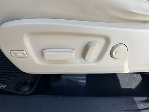 Used 2018 Toyota Highlander XLE image 10