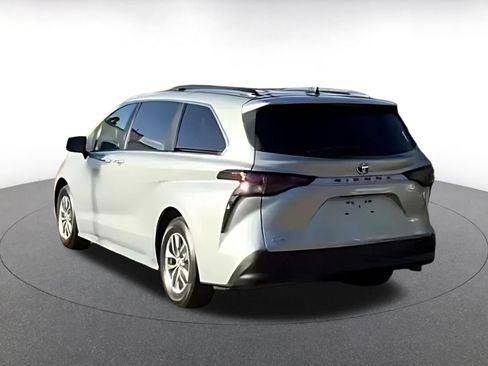 Used 2025 Toyota Sienna XLE FWD image 12