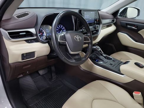 Used 2022 Toyota Highlander XLE AWD/4WD image 16
