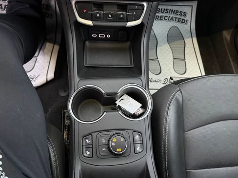 Used 2024 GMC Terrain SLT image 19