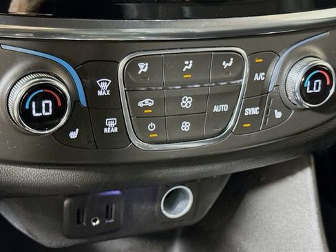 Used 2023 Chevrolet Traverse LT FWD image 13