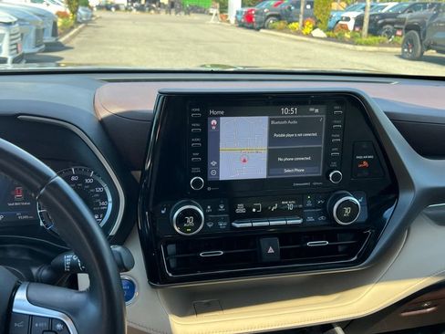 Used 2021 Toyota Highlander XLE AWD/4WD image 23