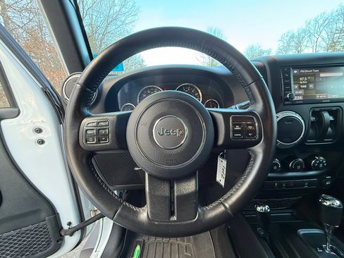 Used 2018 Jeep Wrangler Sahara w/ Connectivity Group image 16