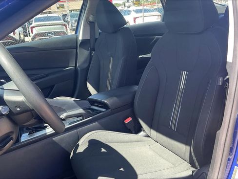 Used 2022 Hyundai Elantra SEL w/ Preferred Accessory Package FWD image 9